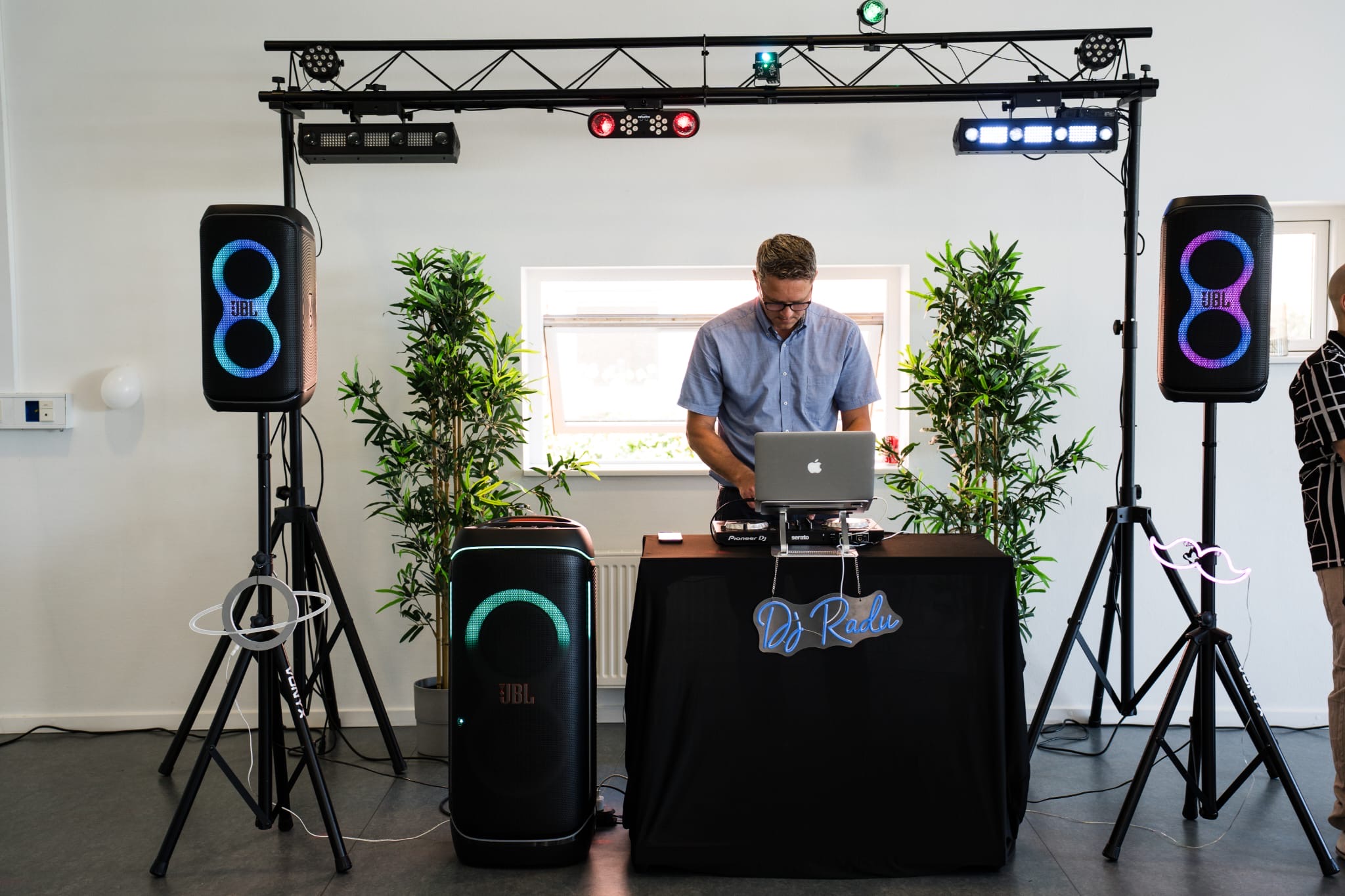 DJ Radus højtaler- og lysopsætning i et lyst, minimalistisk rum