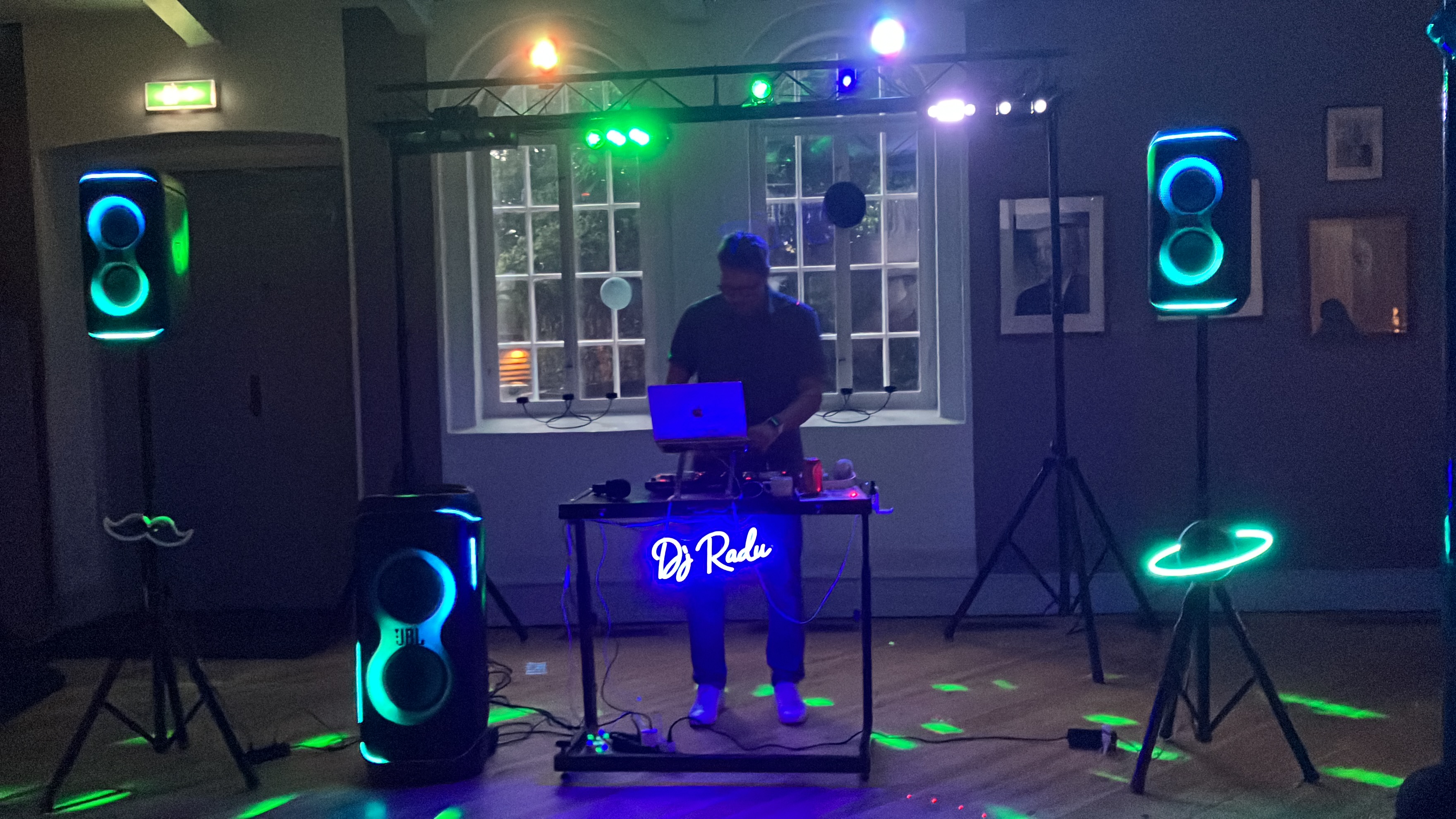 DJ Radu în timpul unui eveniment