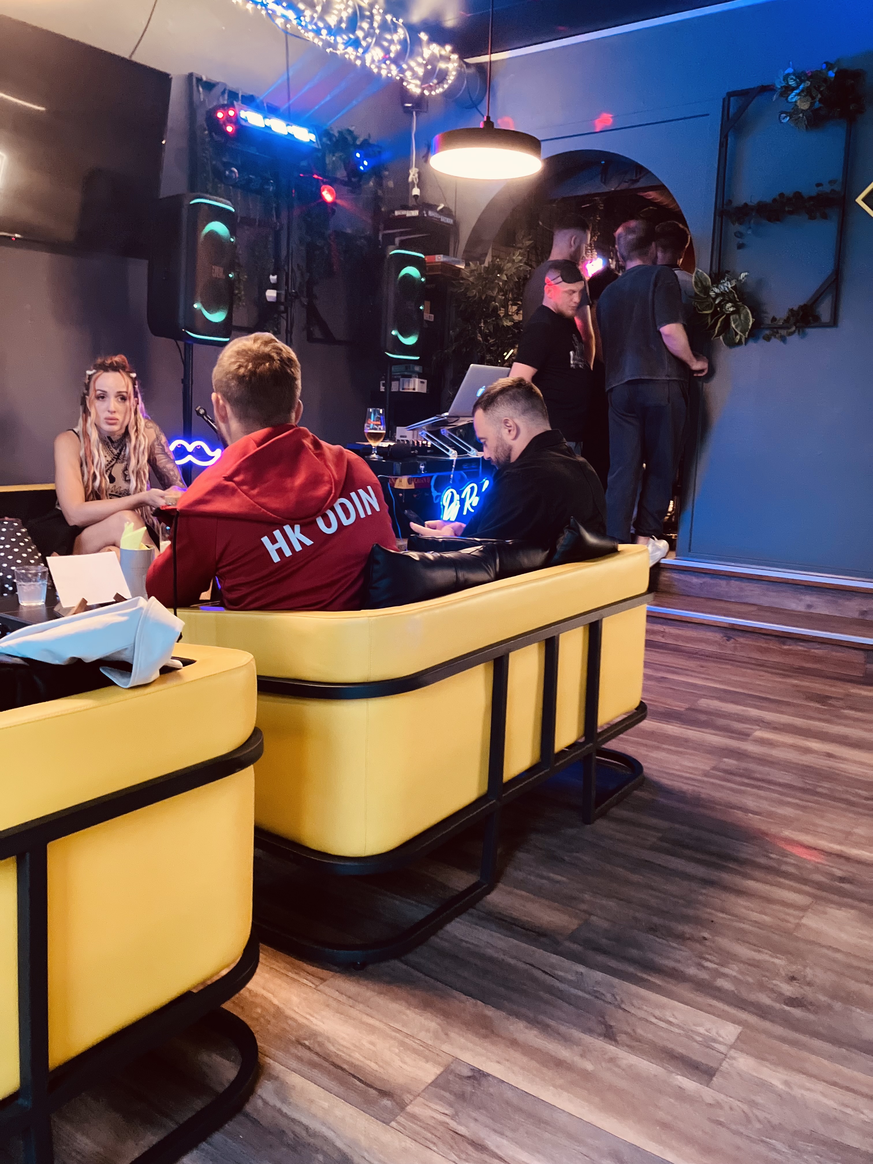 Loungeområdet i et lokale, hvor DJ Radu har spillet