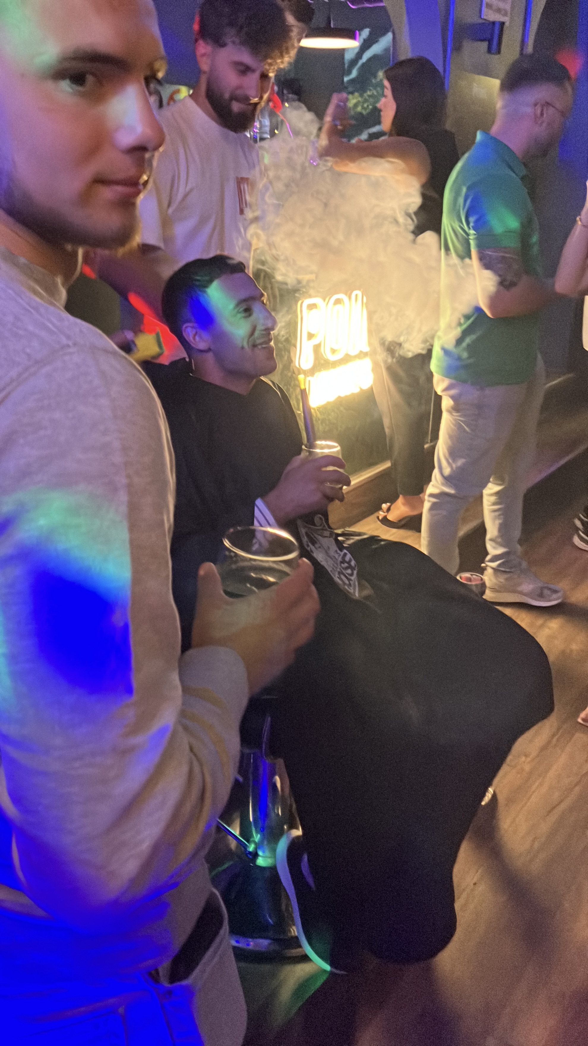 Gæster nyder stemningen til en fest med DJ Radu