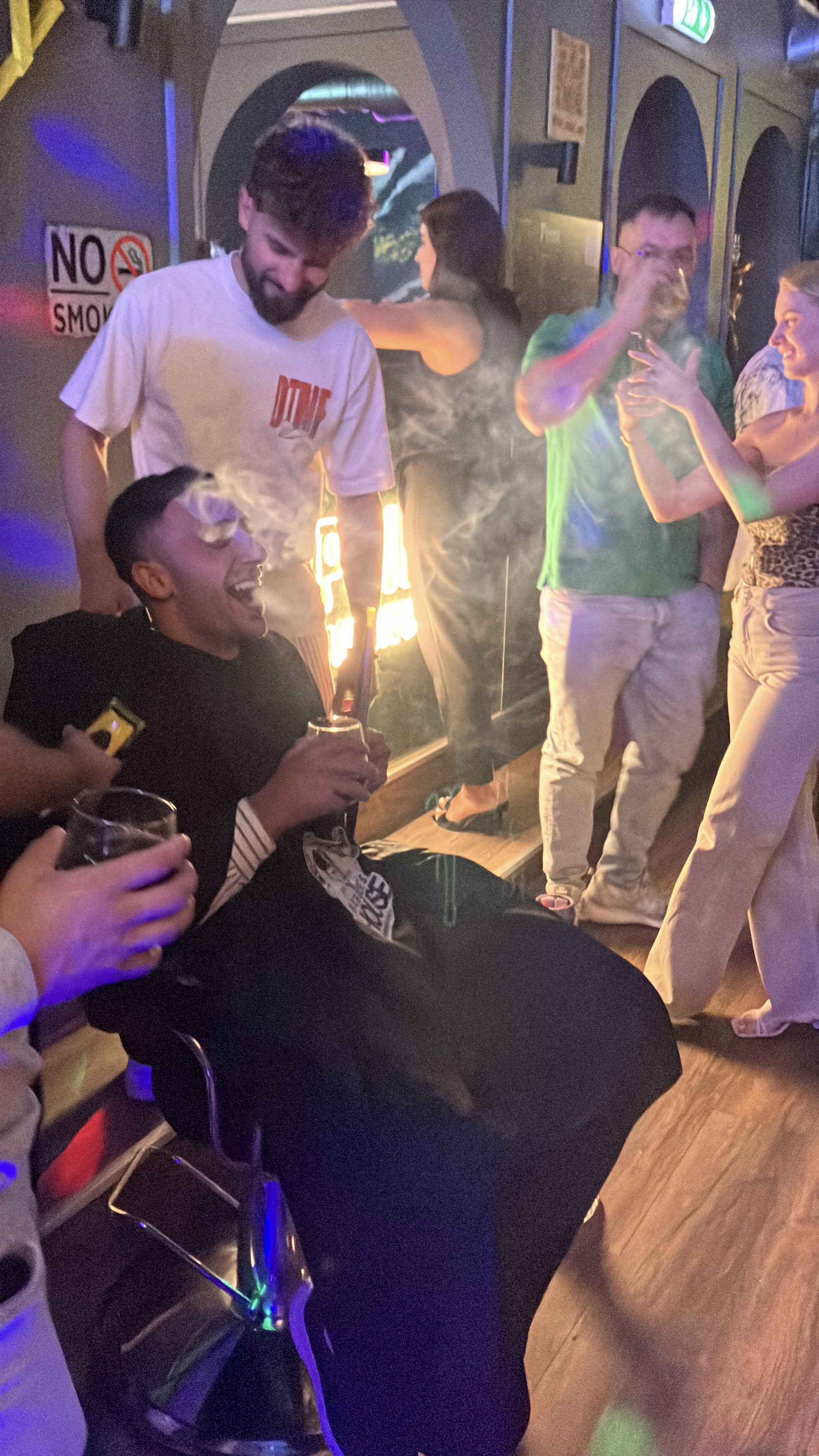 Gæster fester på dansegulvet sammen med DJ Radu