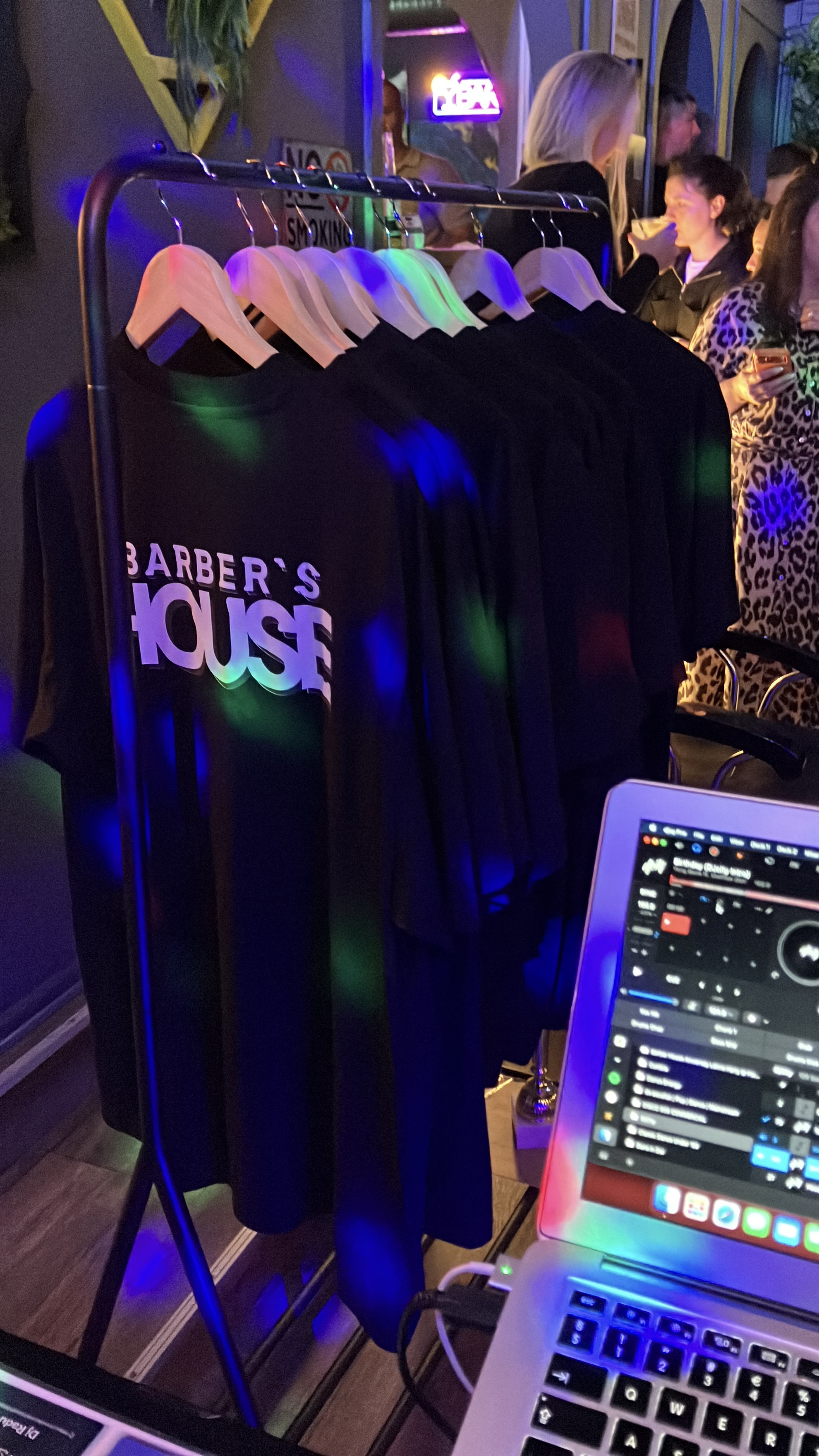 Feststemning i et lokale, hvor DJ Radu har spillet