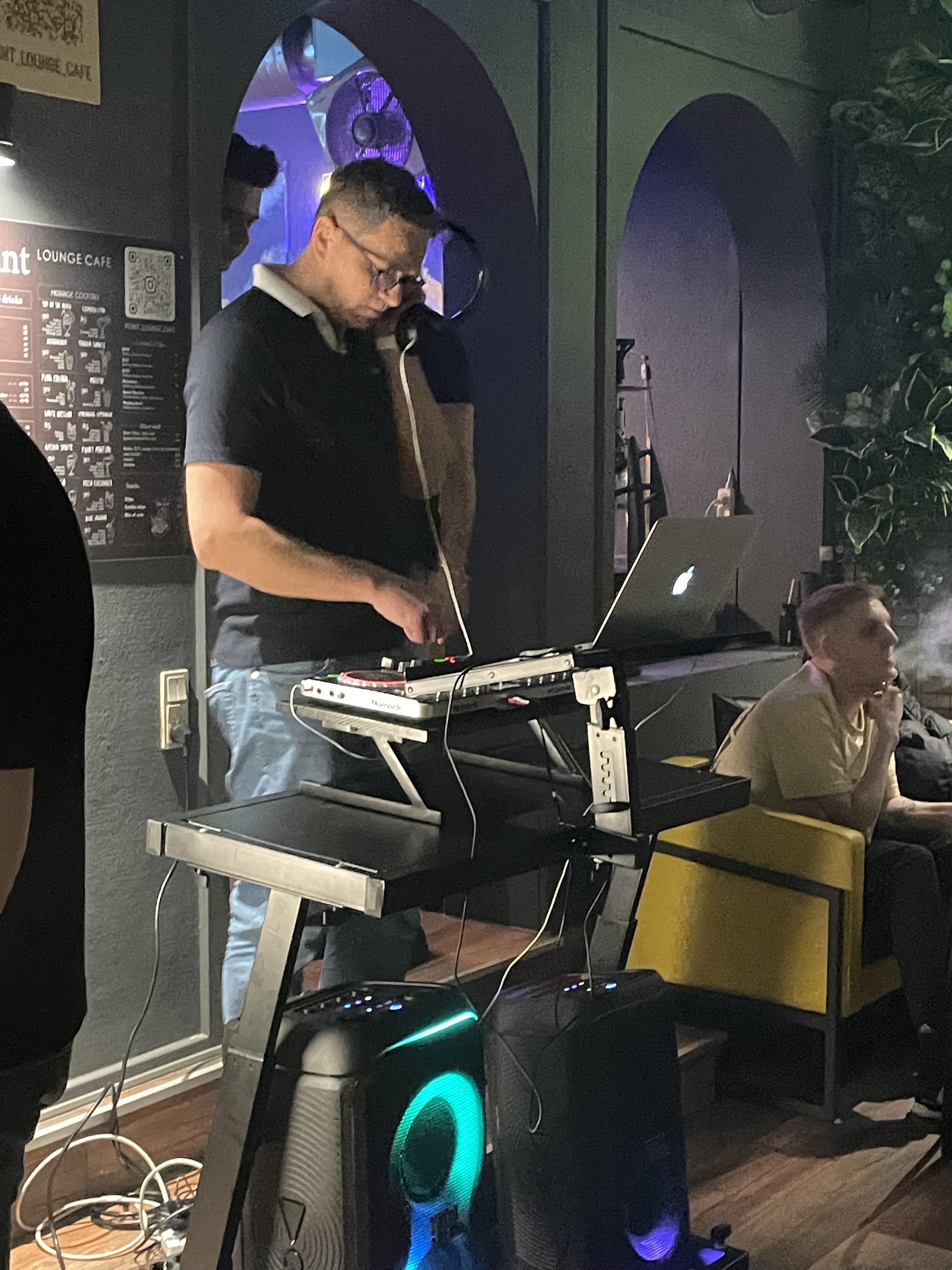DJ Radu bag pladerne i en lounge bar i Danmark