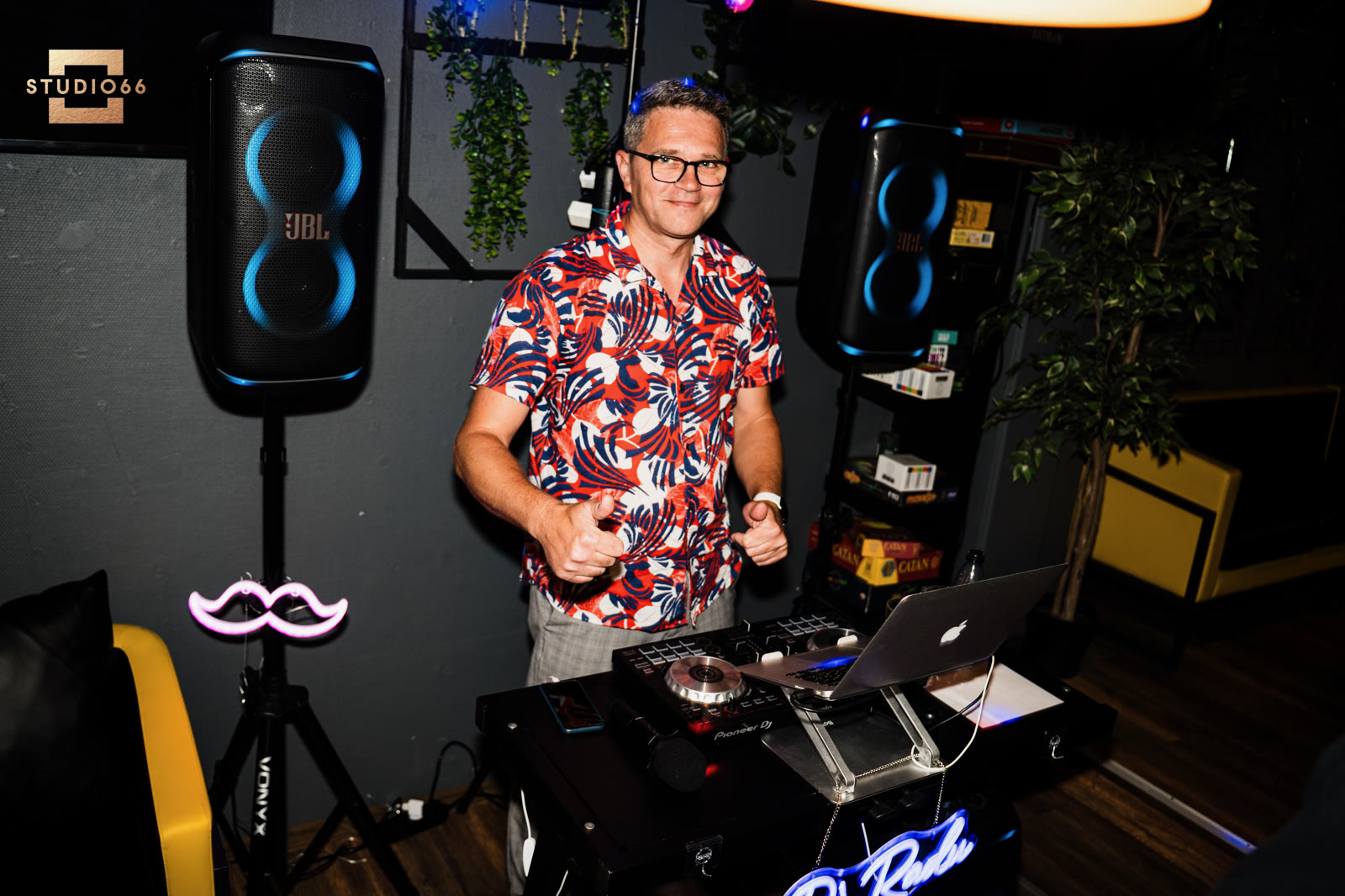 DJ Radu la pupitru, la aniversarea frizeriei, Point Cafe, Horsens