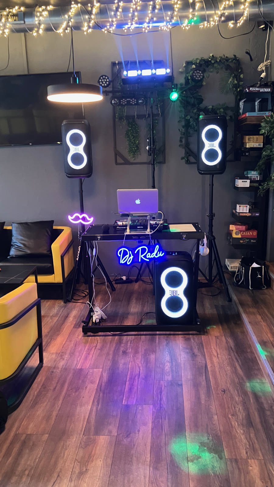Echipamentul lui DJ Radu, cu semnul neon și boxele, la Point Lounge Cafe