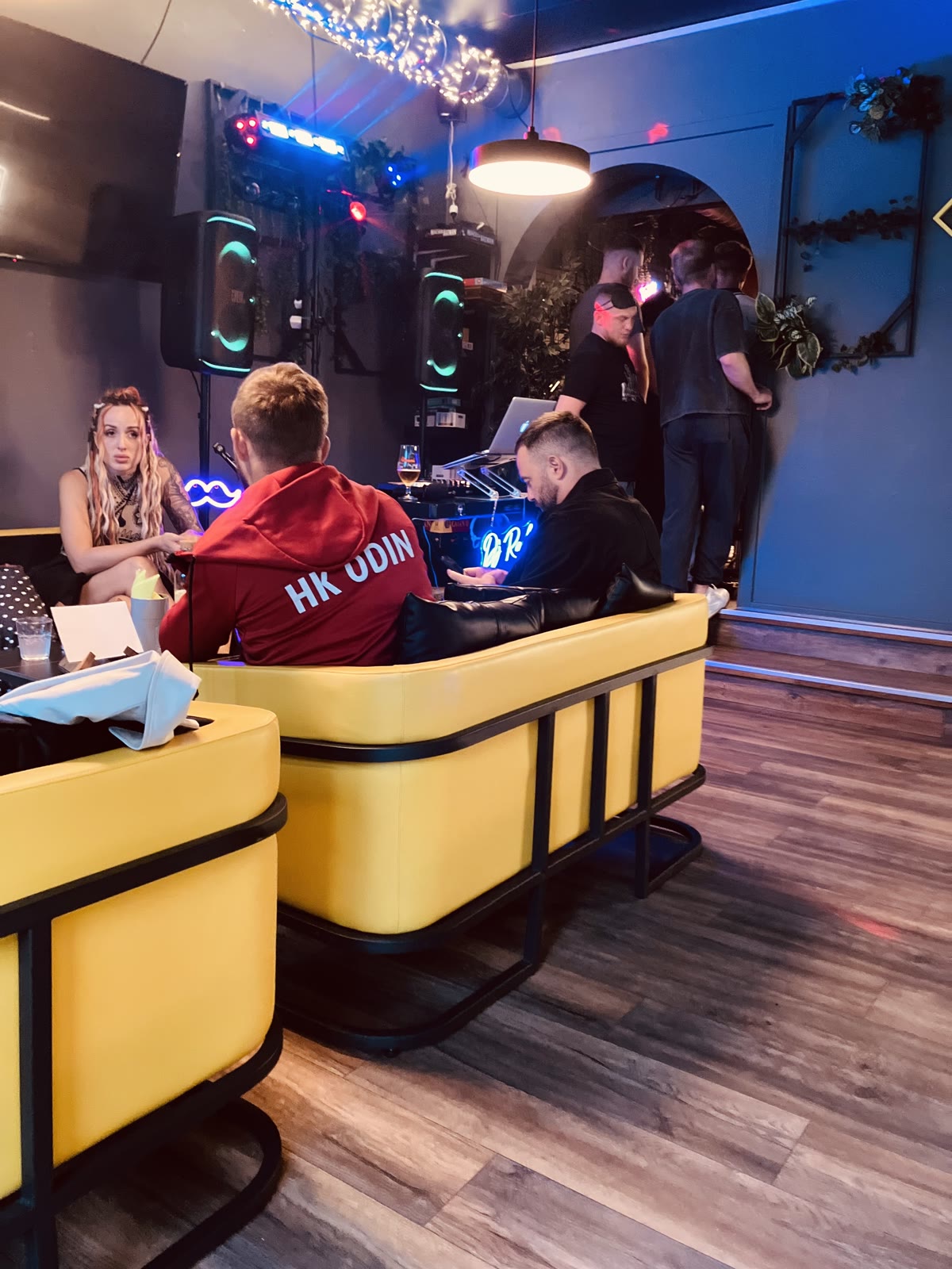 Zona de relaxare a unui local unde a mixat DJ Radu