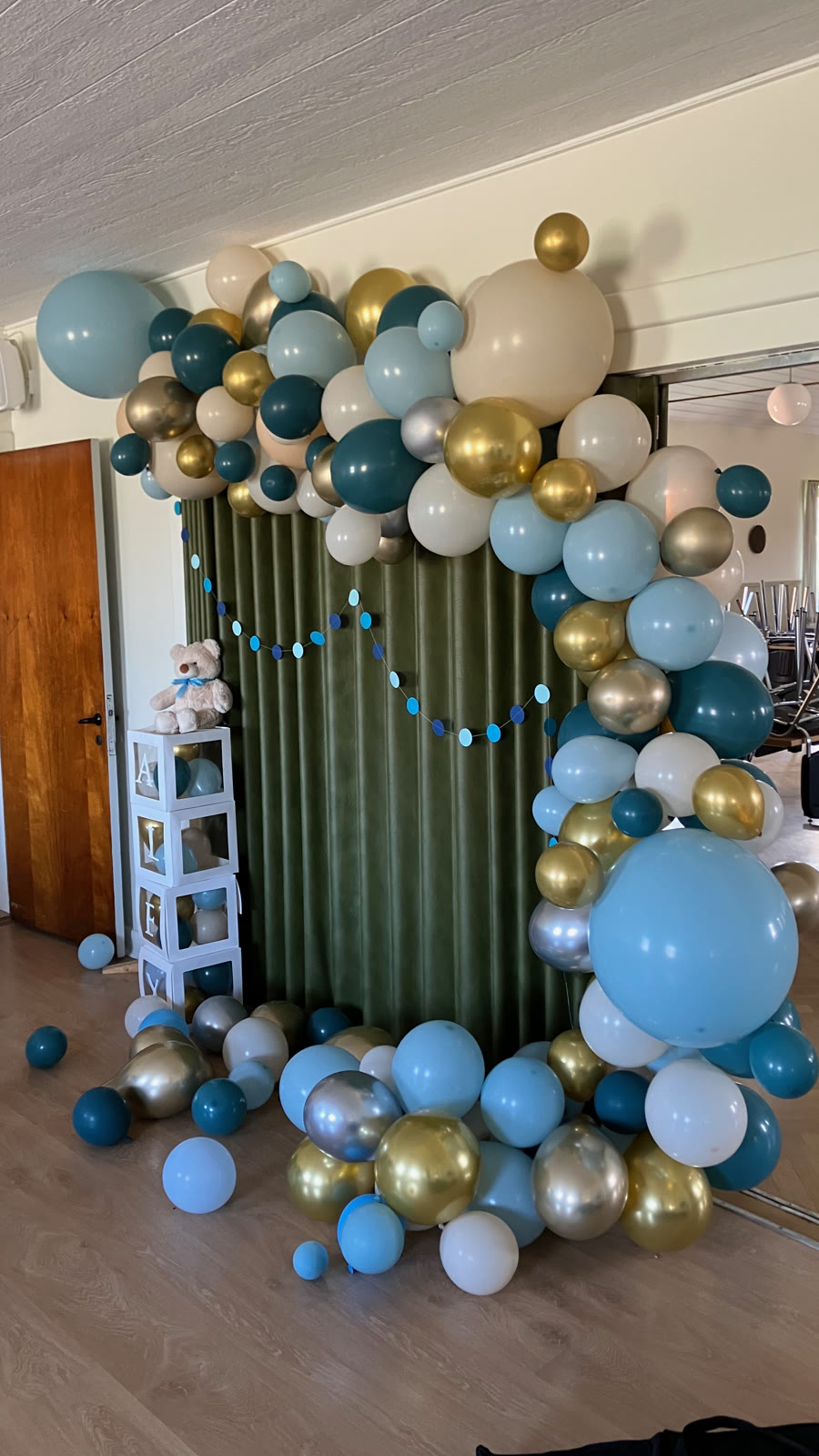 Blue, gold and white balloon arch at the christening in Fredericia