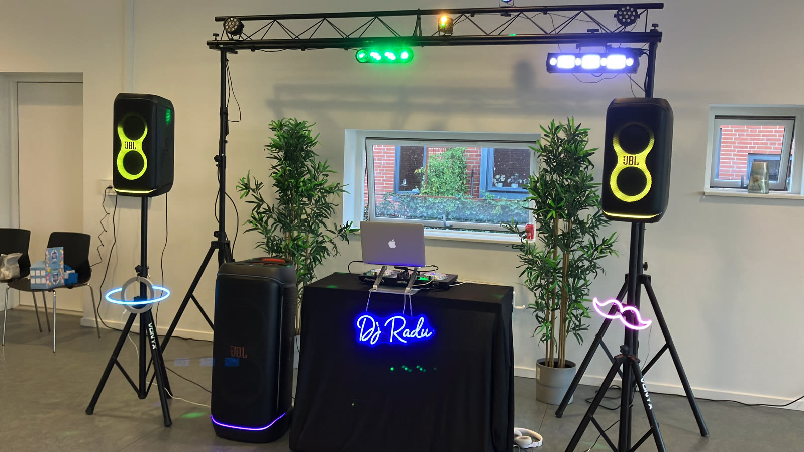 DJ Radu's setup with lighting bar and speakers in the hall