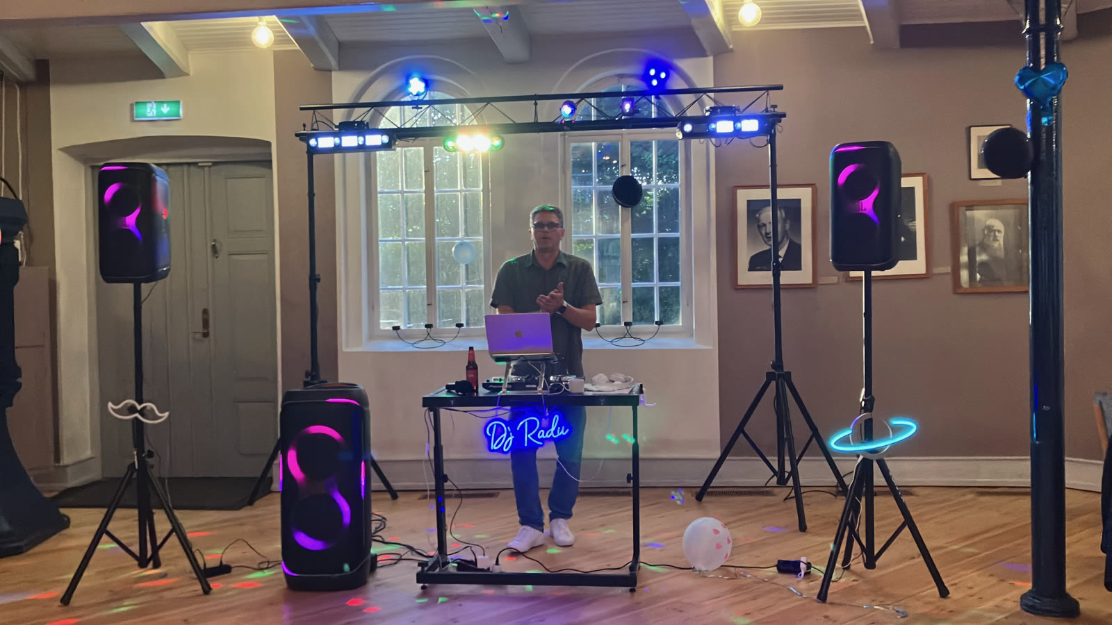 DJ Radu la pupitru, sub bara de lumini, în sala din Nykøbing Mors