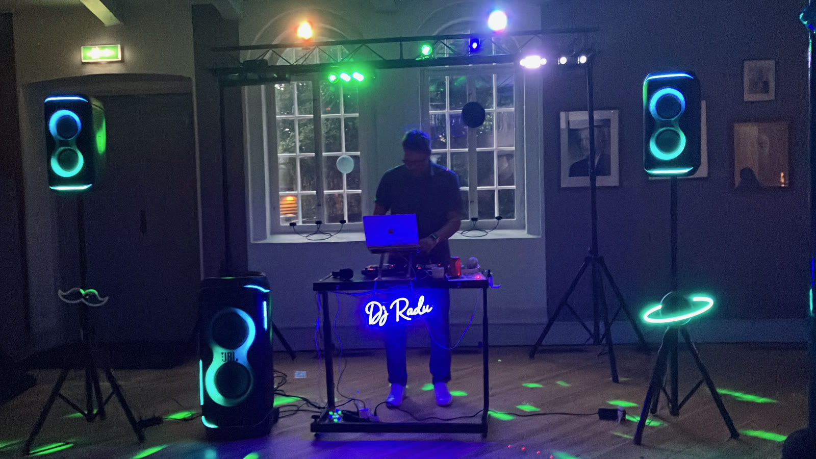 Echipamentul complet al lui DJ Radu, cu bara de lumini și boxe de o parte și de alta a ringului