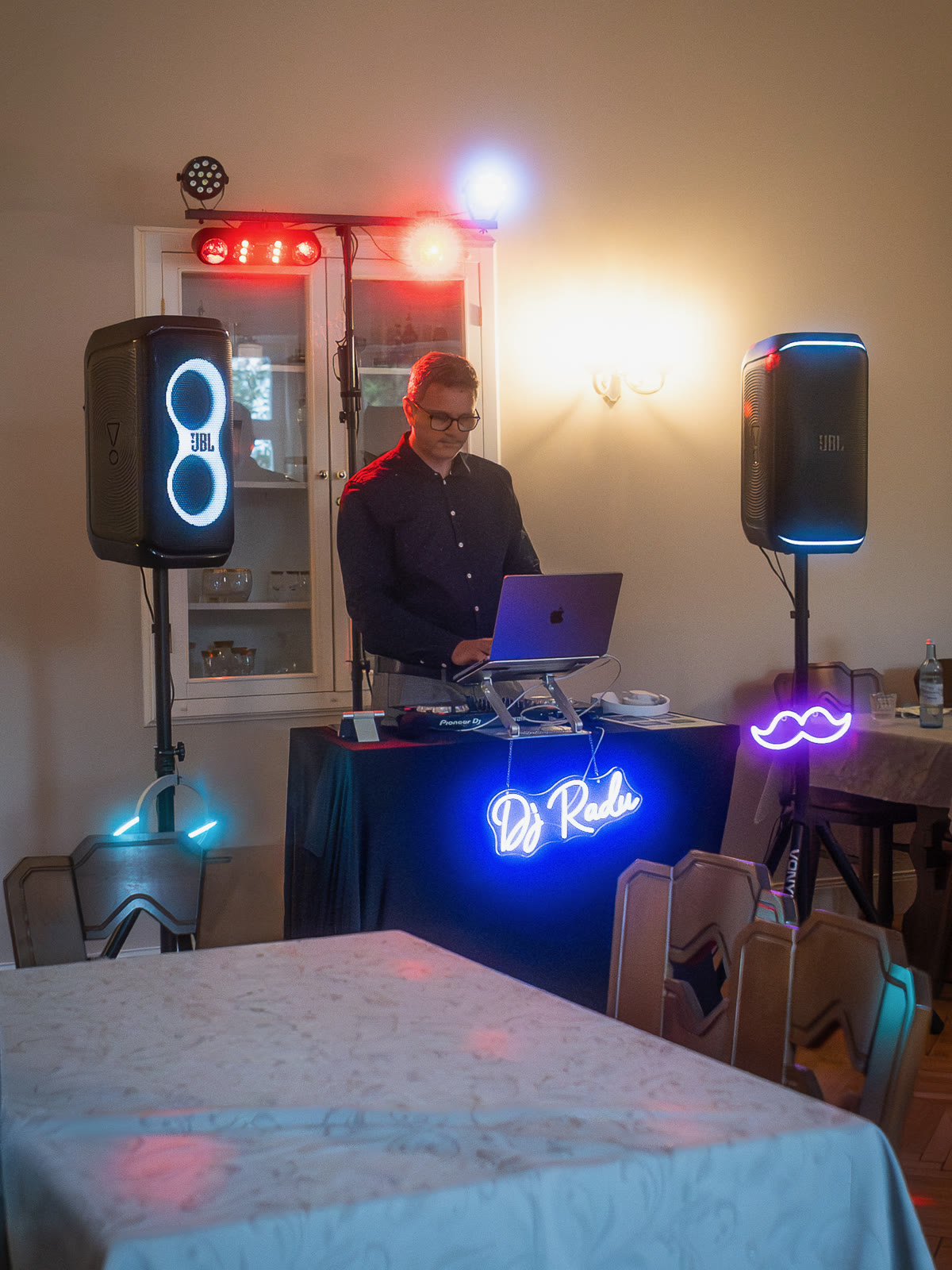 DJ Radu bag pulten under lysbommen til barnedåben ved Wittenberge