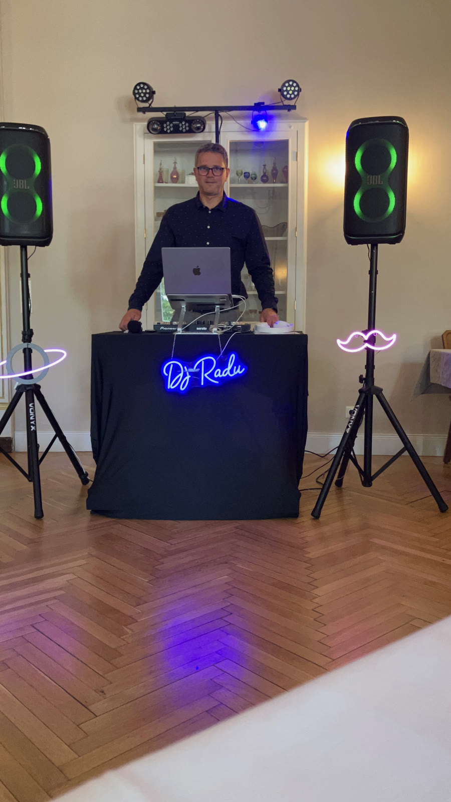 DJ Radu ved sin opsætning i festsalen