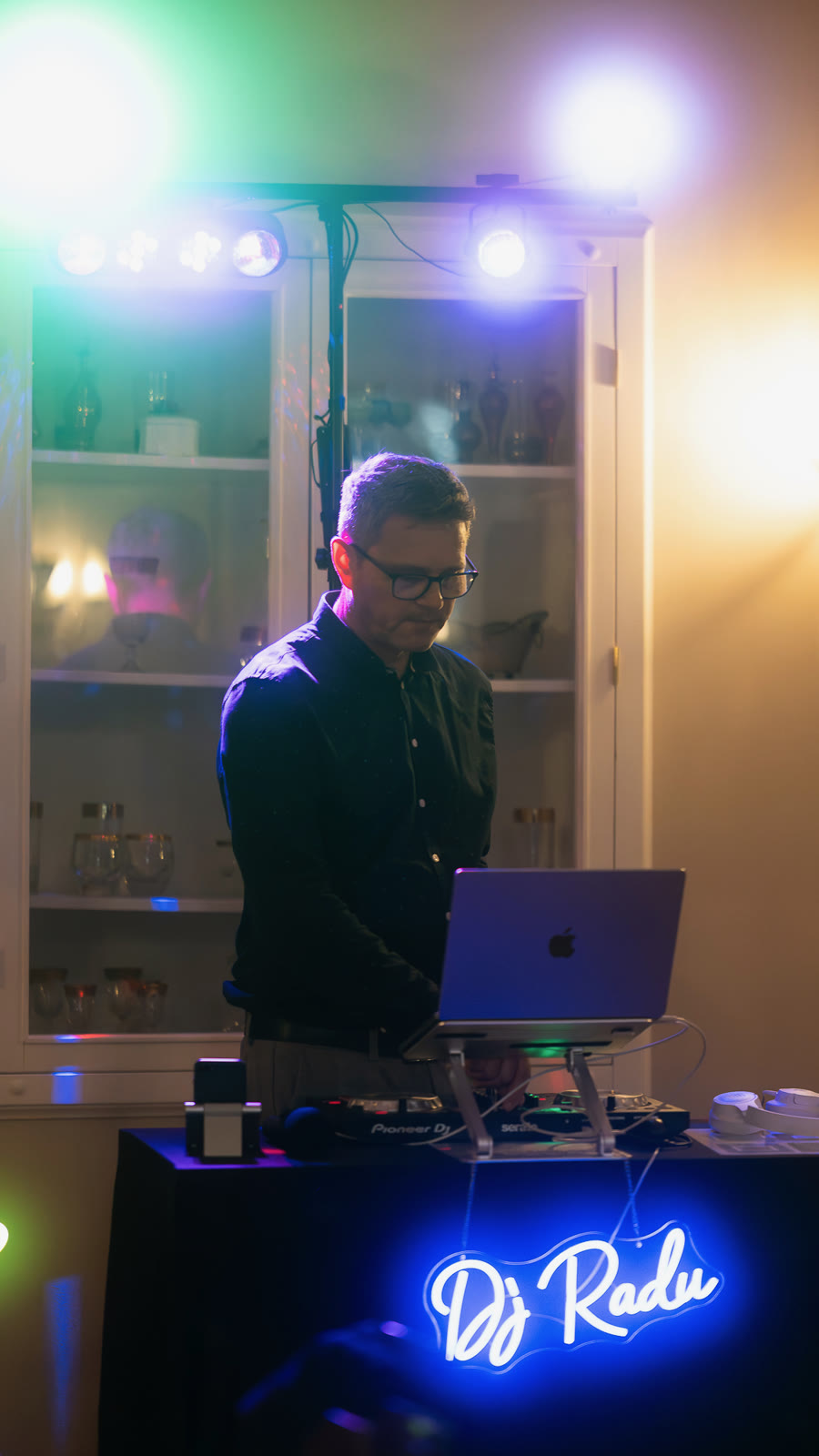 DJ Radu ved pulten i farvet lys om aftenen
