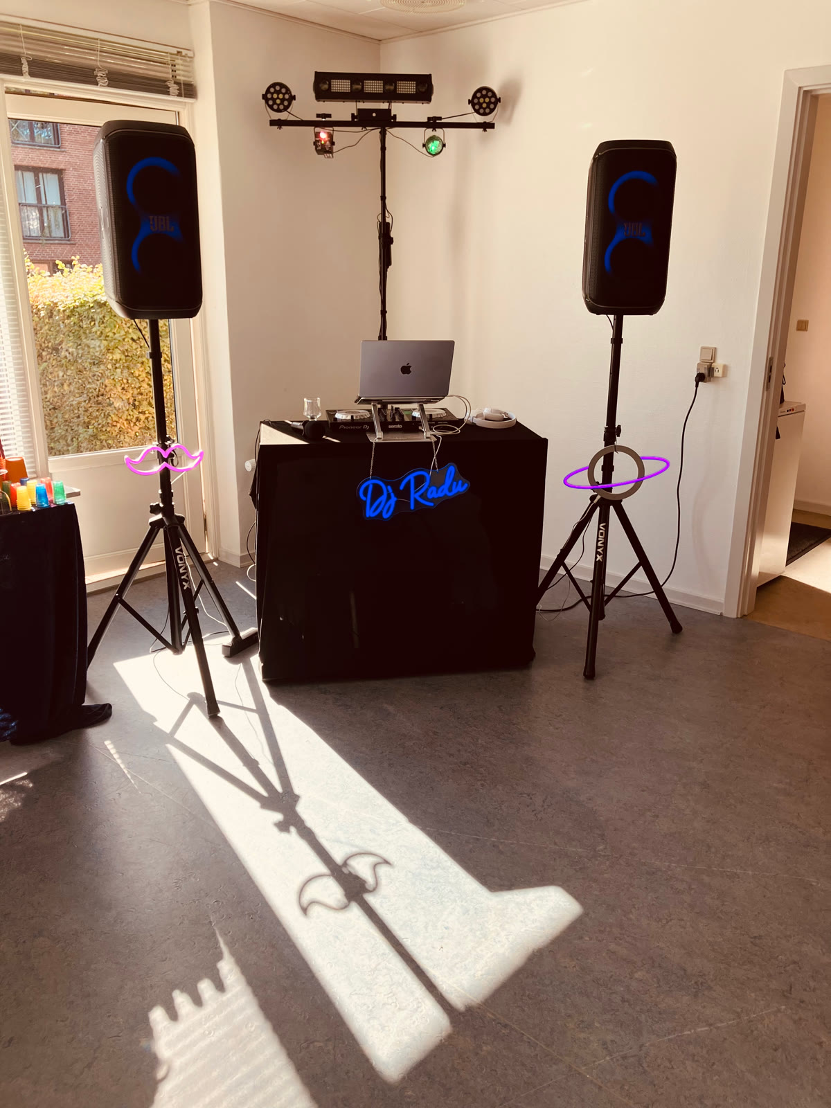 DJ Radus opsætning med neonskilt, højttalere og lysbom til fødselsdagsfesten i Løsning