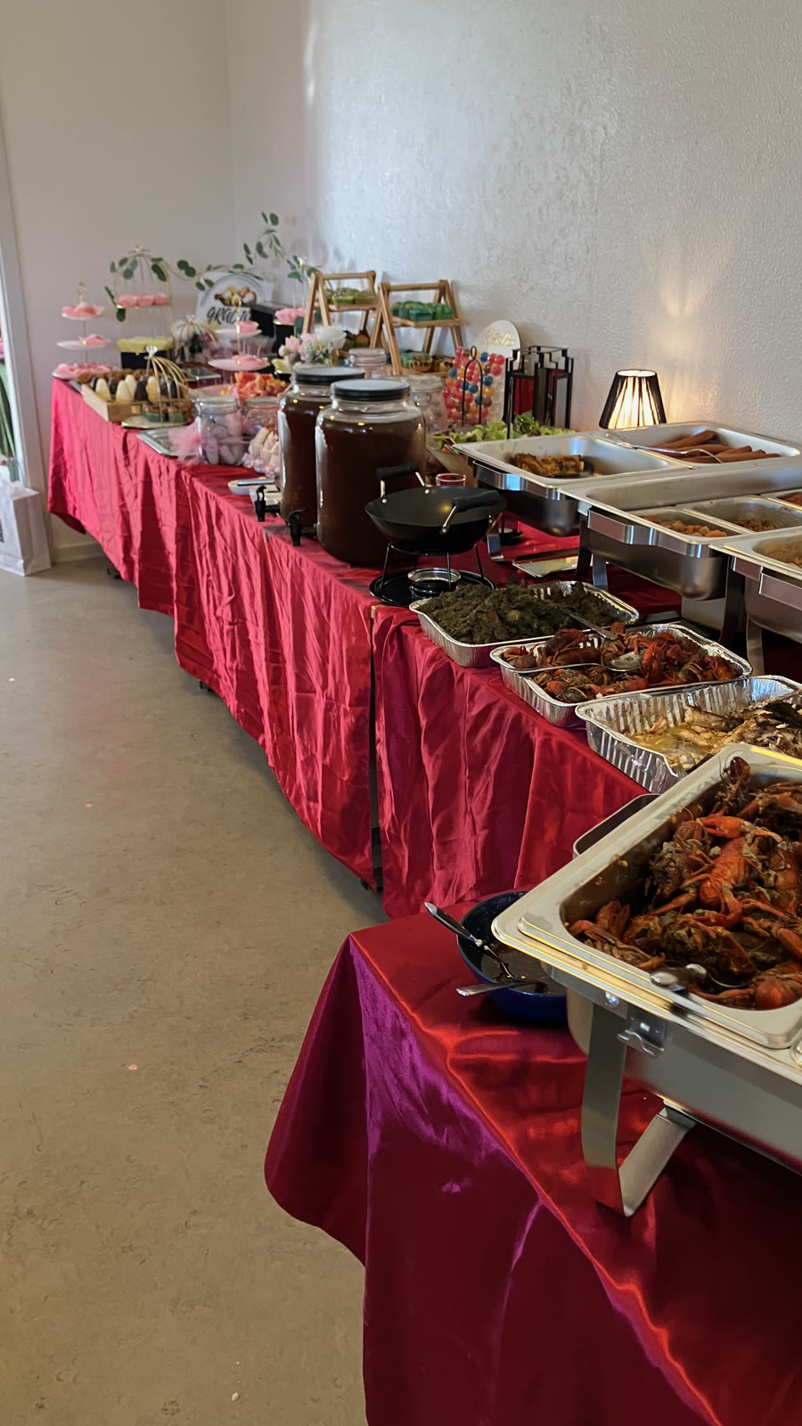 Den lange buffet på røde duge
