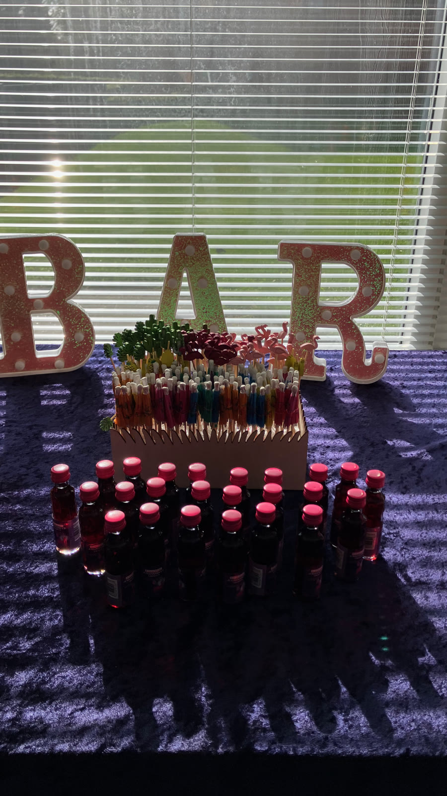 Store BAR-bogstaver og drinks klar til gæsterne