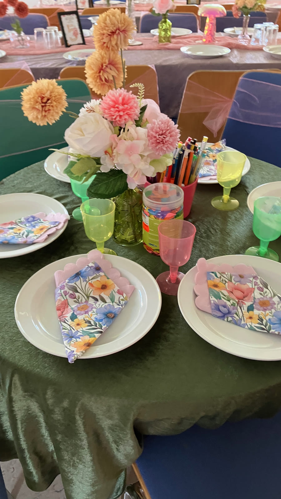 Pyntet bord med blomster og farverige servietter