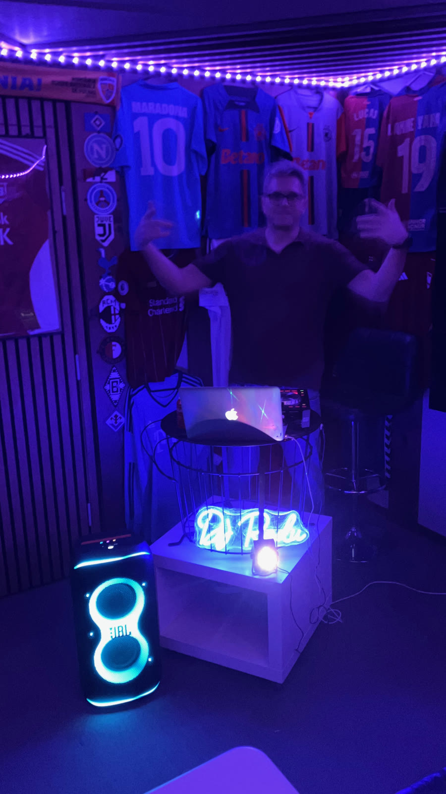 DJ Radu bag pulten under væggen med fodboldtrøjer til en fødselsdagsfest i Vejle