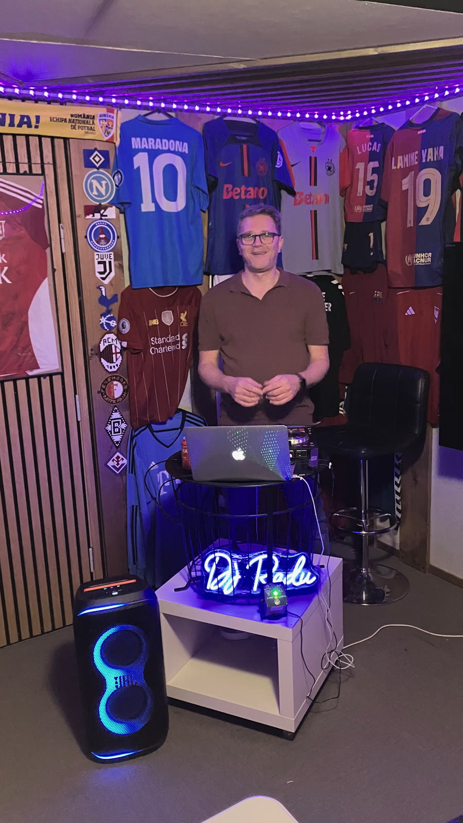 DJ Radu smiler bag pulten til fødselsdagsfesten i Vejle