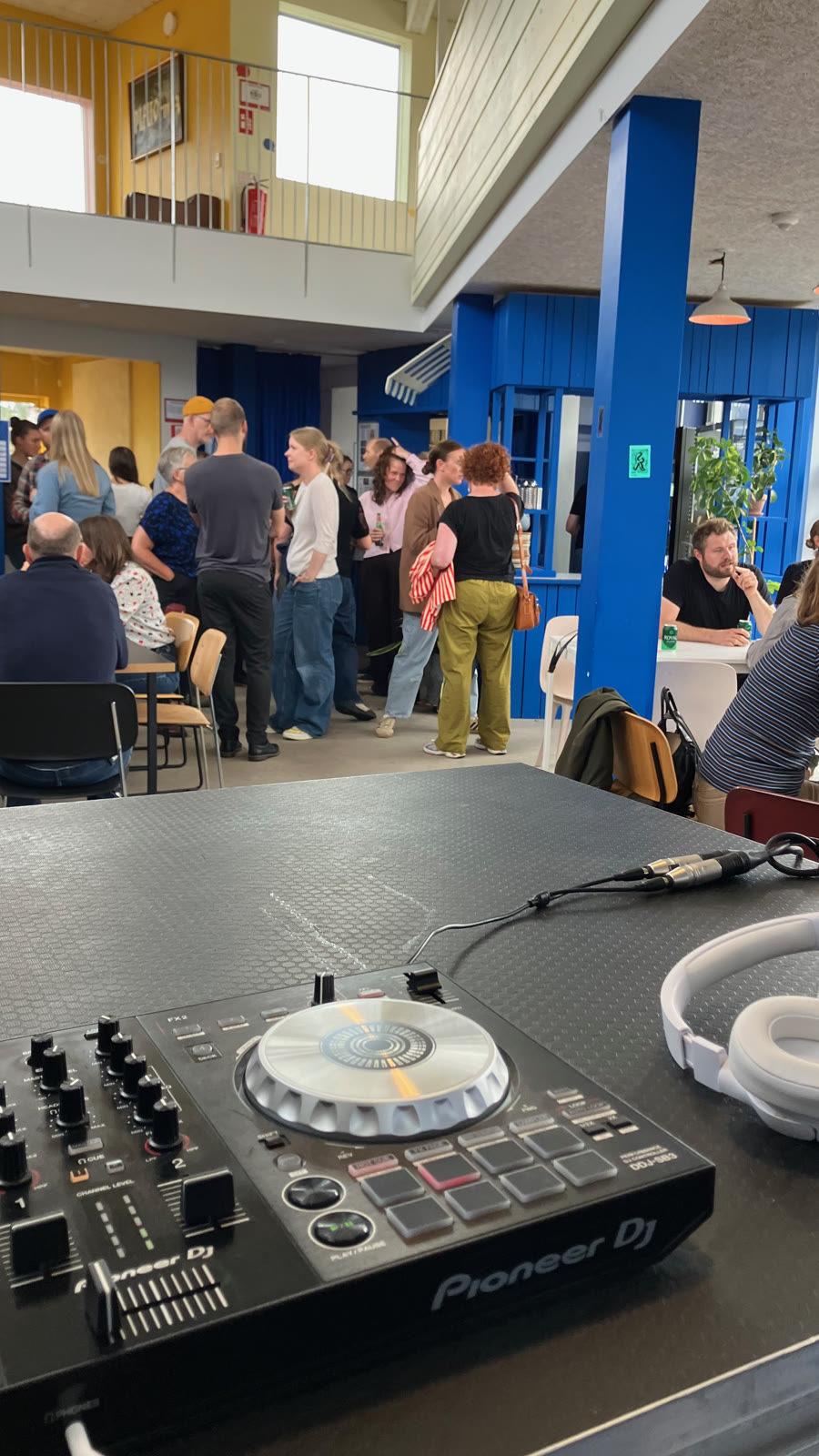 Controllerul, cu invitații din hala Platform K în fundal