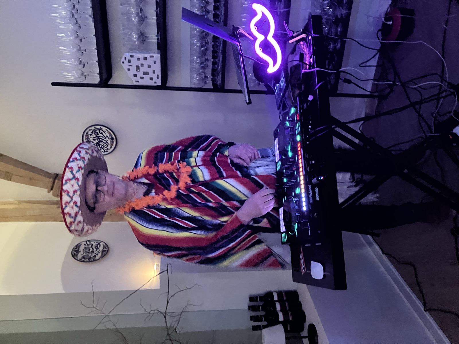 DJ Radu la mixaj, în poncho și sombrero, la Latino Party în Vejle