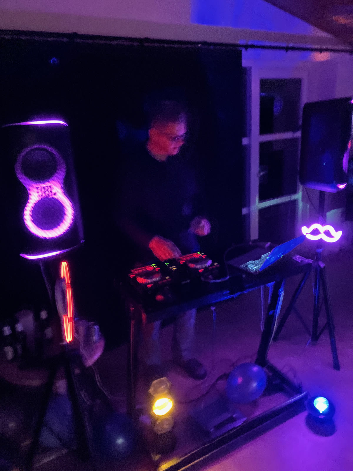 DJ Radu la controller, între boxe, în lumini neon