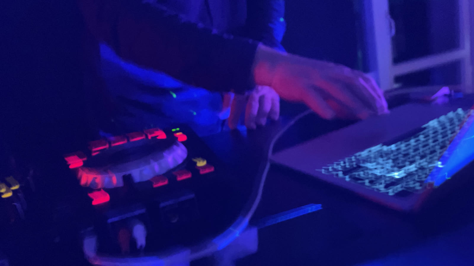 Mâinile lui DJ Radu pe controller și laptop
