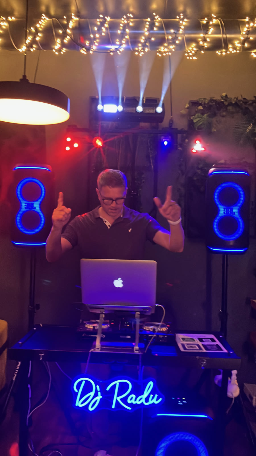 DJ Radu cu mâinile sus la pupitru, la Romanian Party, Point Cafe, Horsens