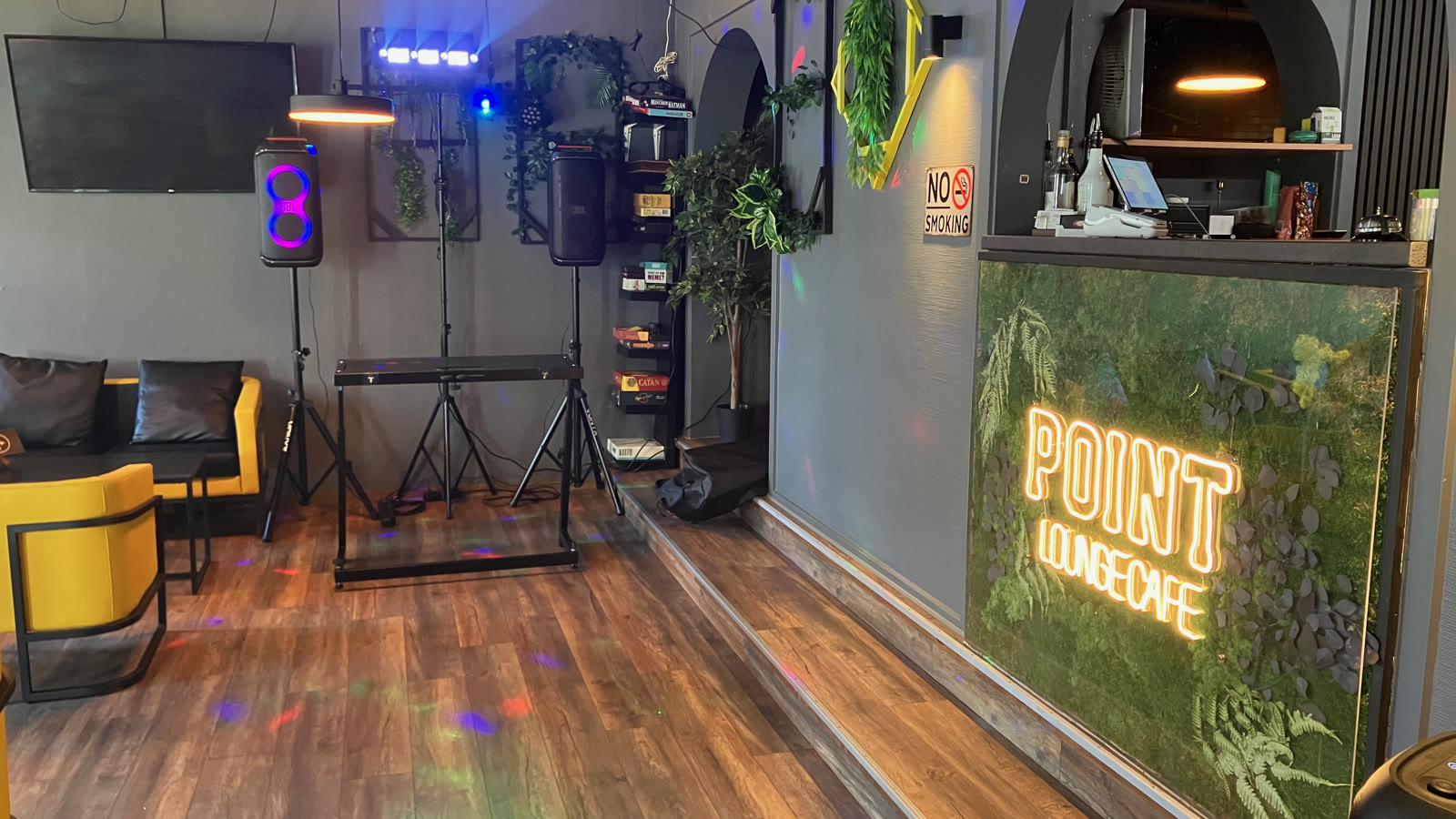 Point Lounge Cafe din Horsens, cu echipamentul lui DJ Radu pregătit pentru seară