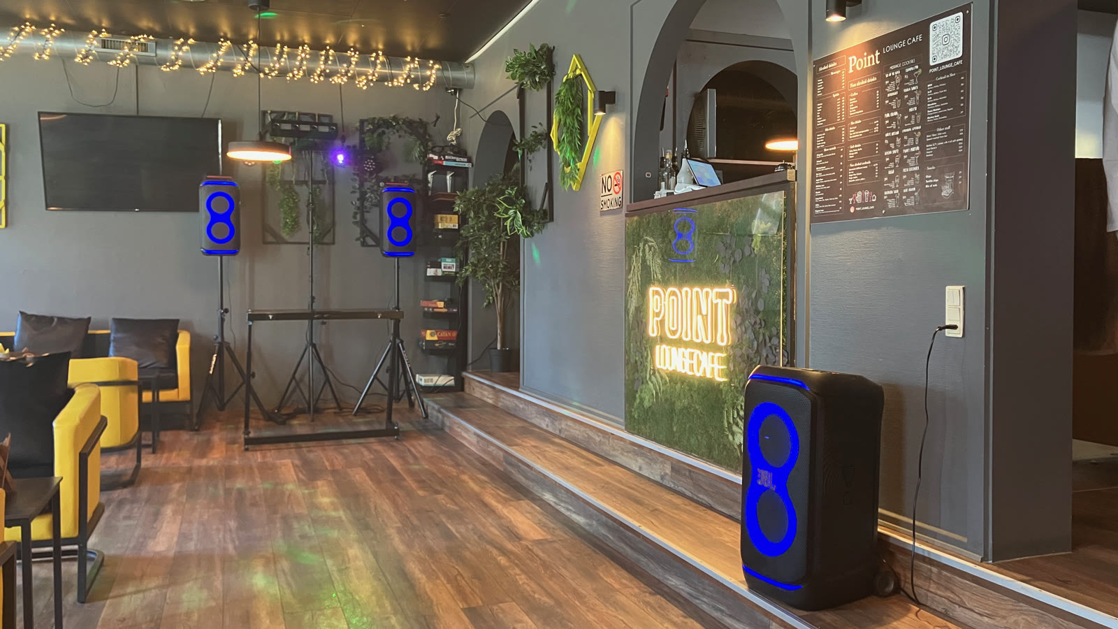 Boxele și luminile lui DJ Radu în cafenea, înainte să vină invitații