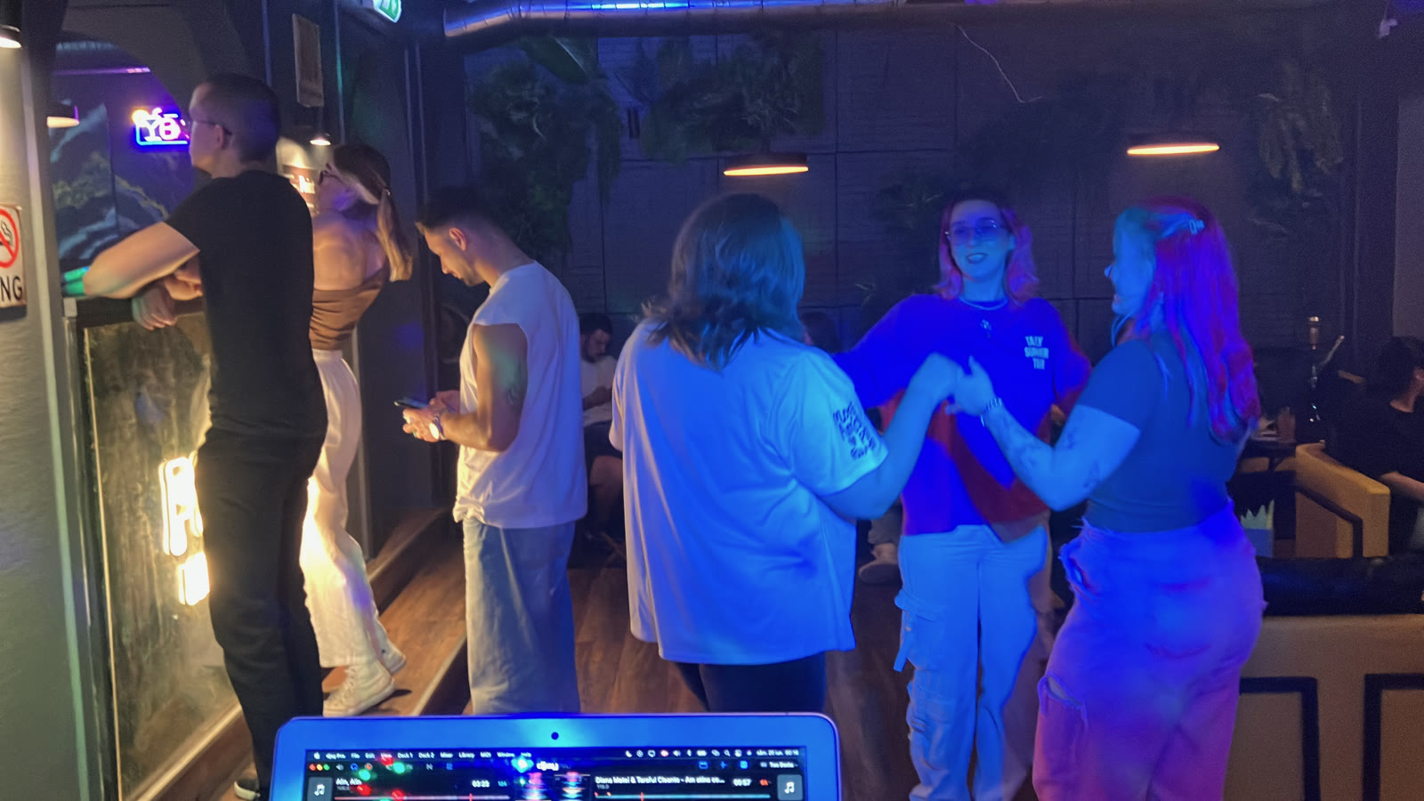 Lumea dansând în fața pupitrului, văzută de la locul lui DJ Radu