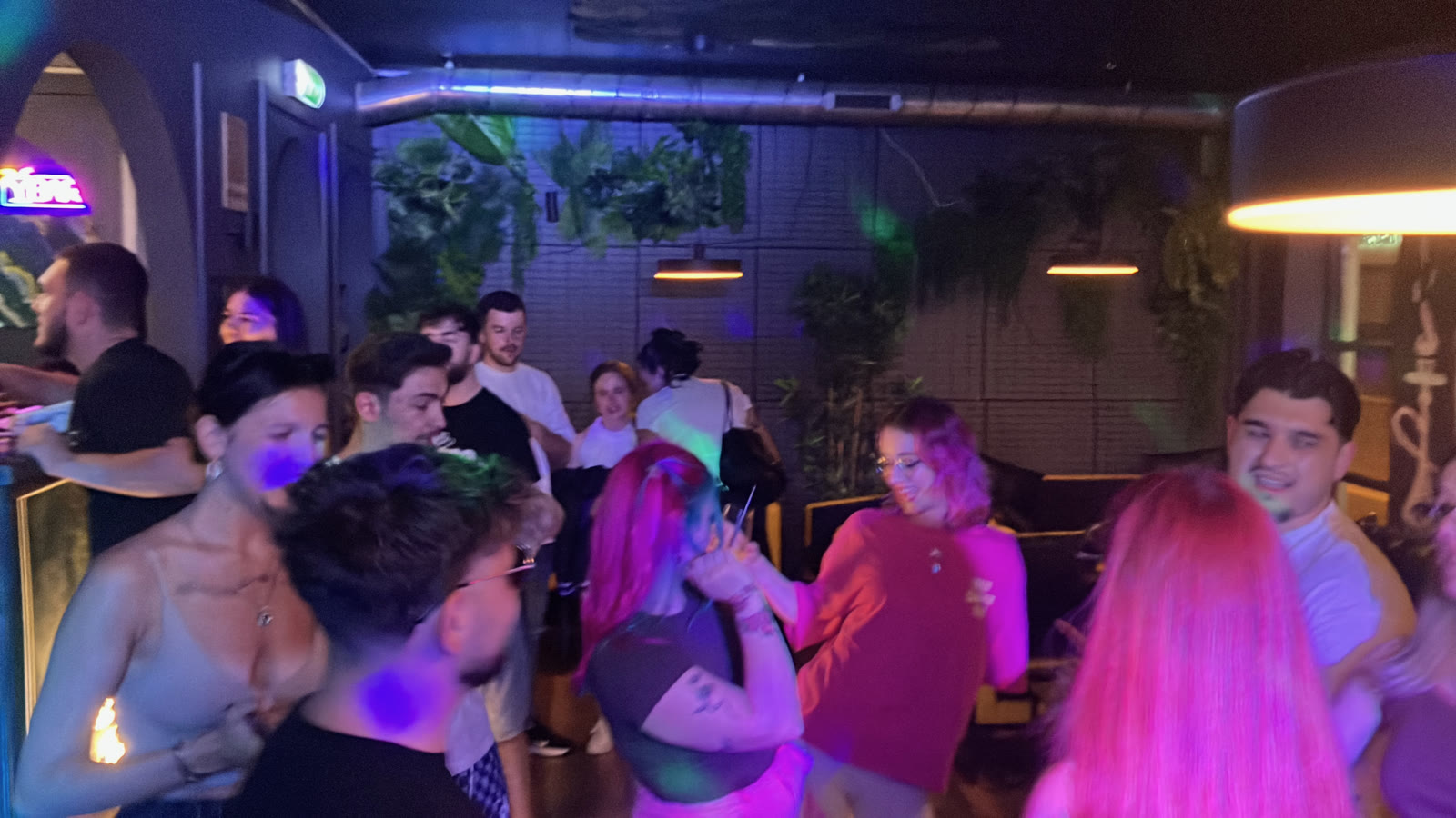 Ringul plin la Romanian Party, Point Cafe
