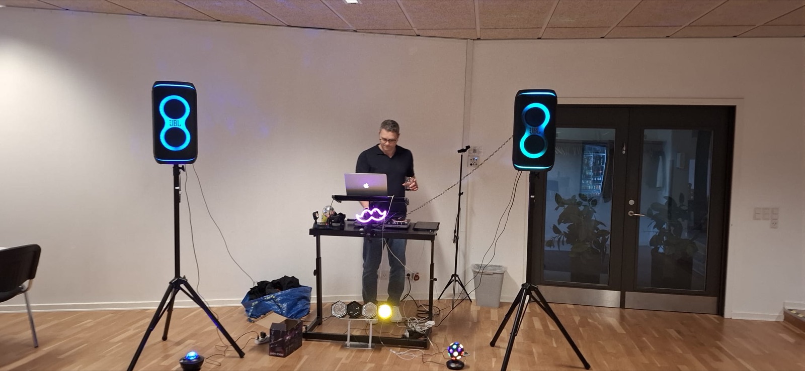 DJ Radu ved pulten, mellem de to højttalere, Tørring