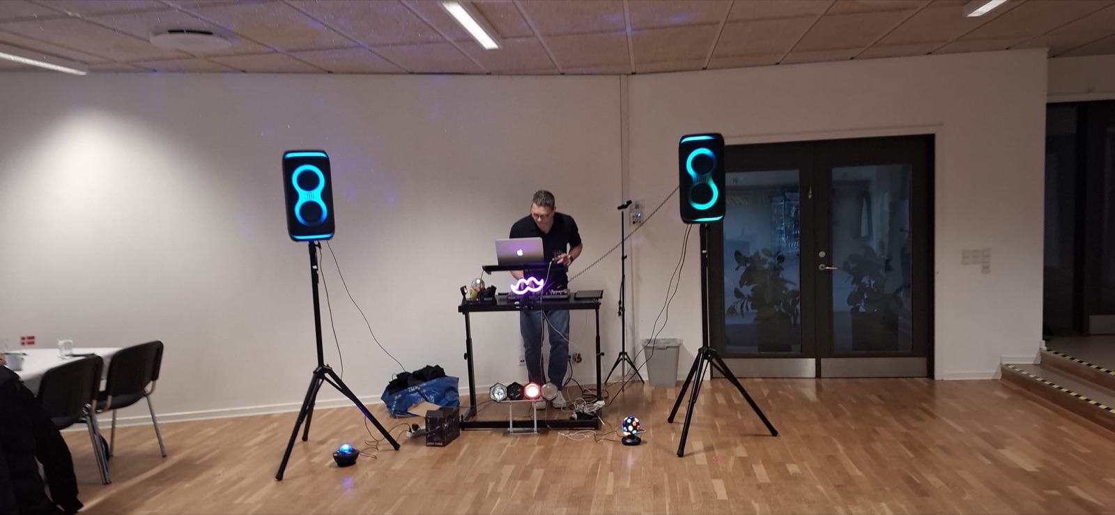 DJ Radu bag pladerne, udsigt over lokalet i Tørring
