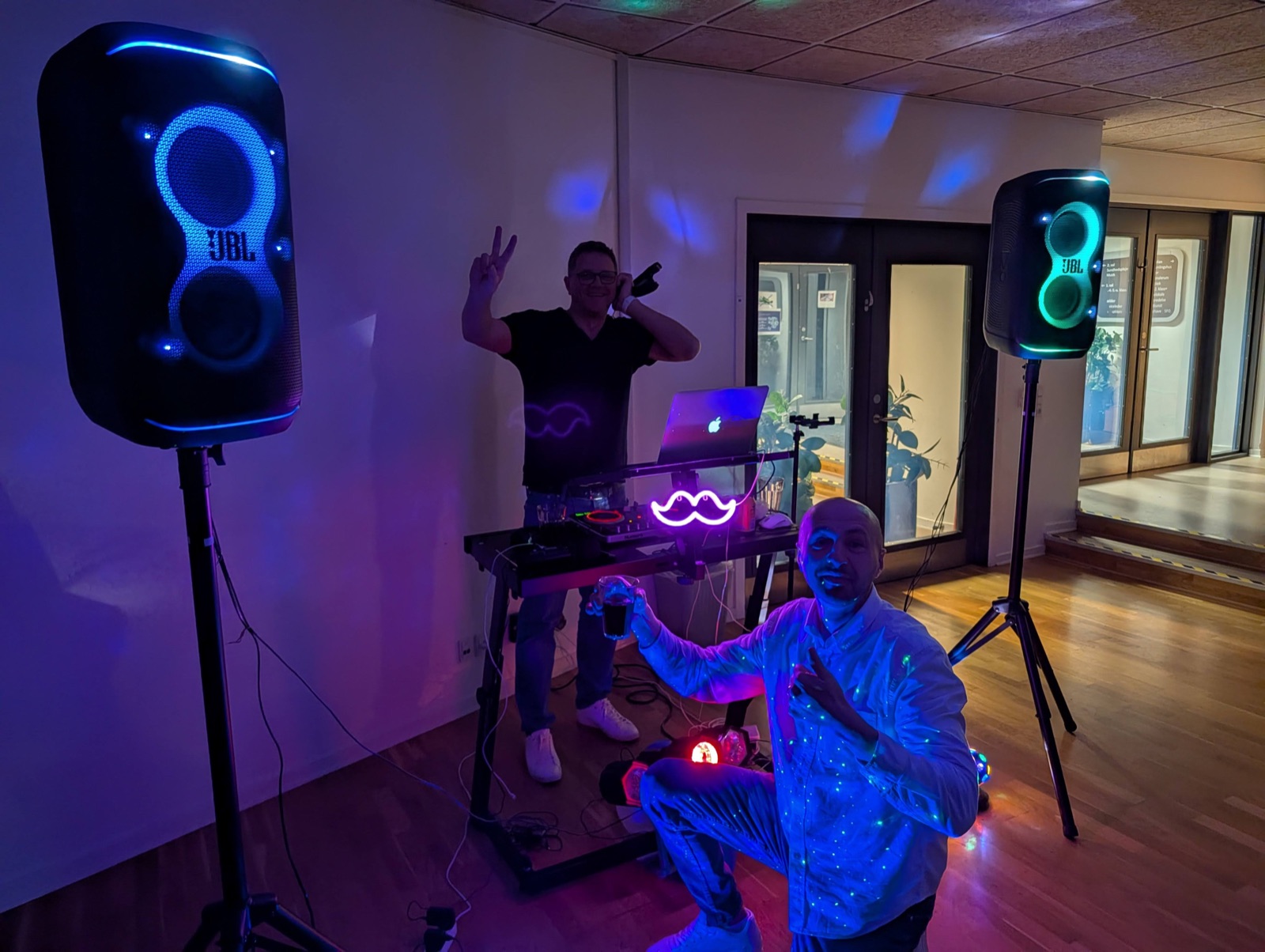 Gæster fejrer sammen med DJ Radu til 40-års fødselsdagen