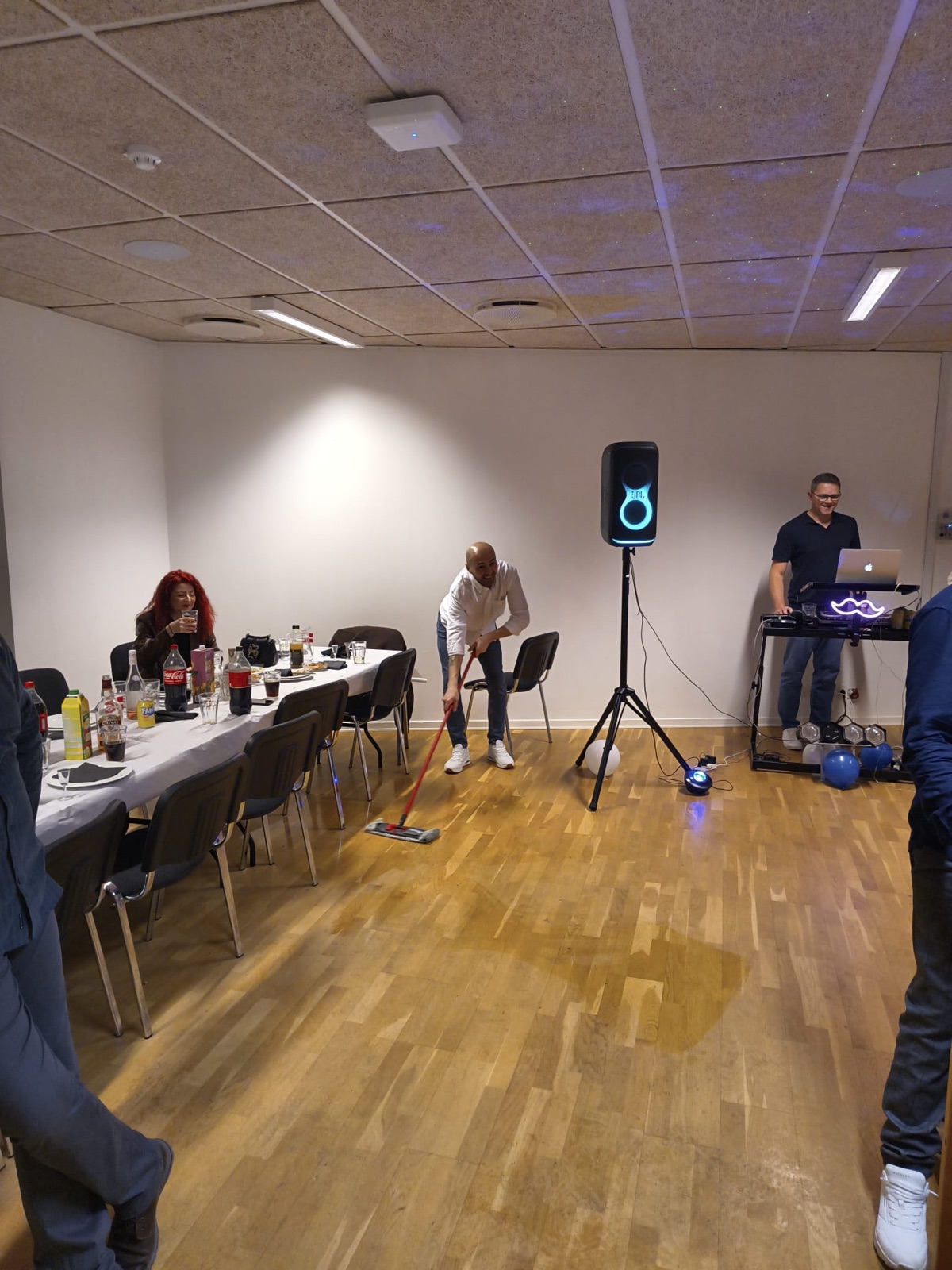Gæster ved bordet og på dansegulvet til fødselsdagsfesten i Tørring