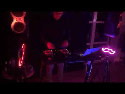Video: DJ Radu skaber energi på dansegulvet
