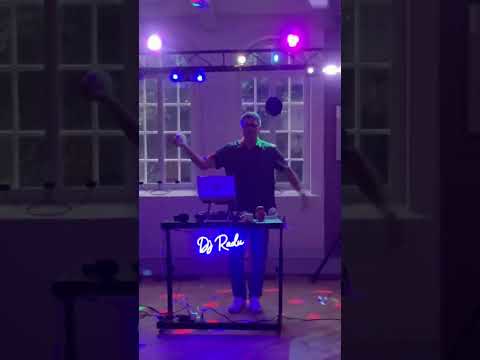 Video: DJ Radu bag pladerne under et arrangement